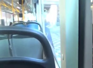 Молодая парочка трахается в тролейбусе